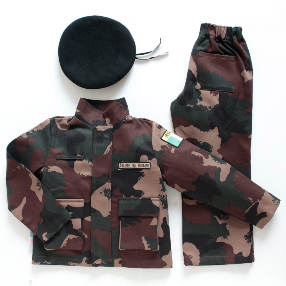 An overview of a jacket, trousers in camouflage fabric and a wool beret